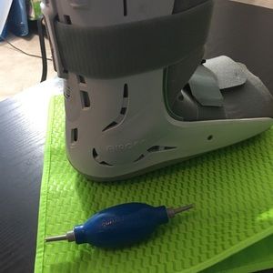 Air-cast unisex  excellent shape size Medium